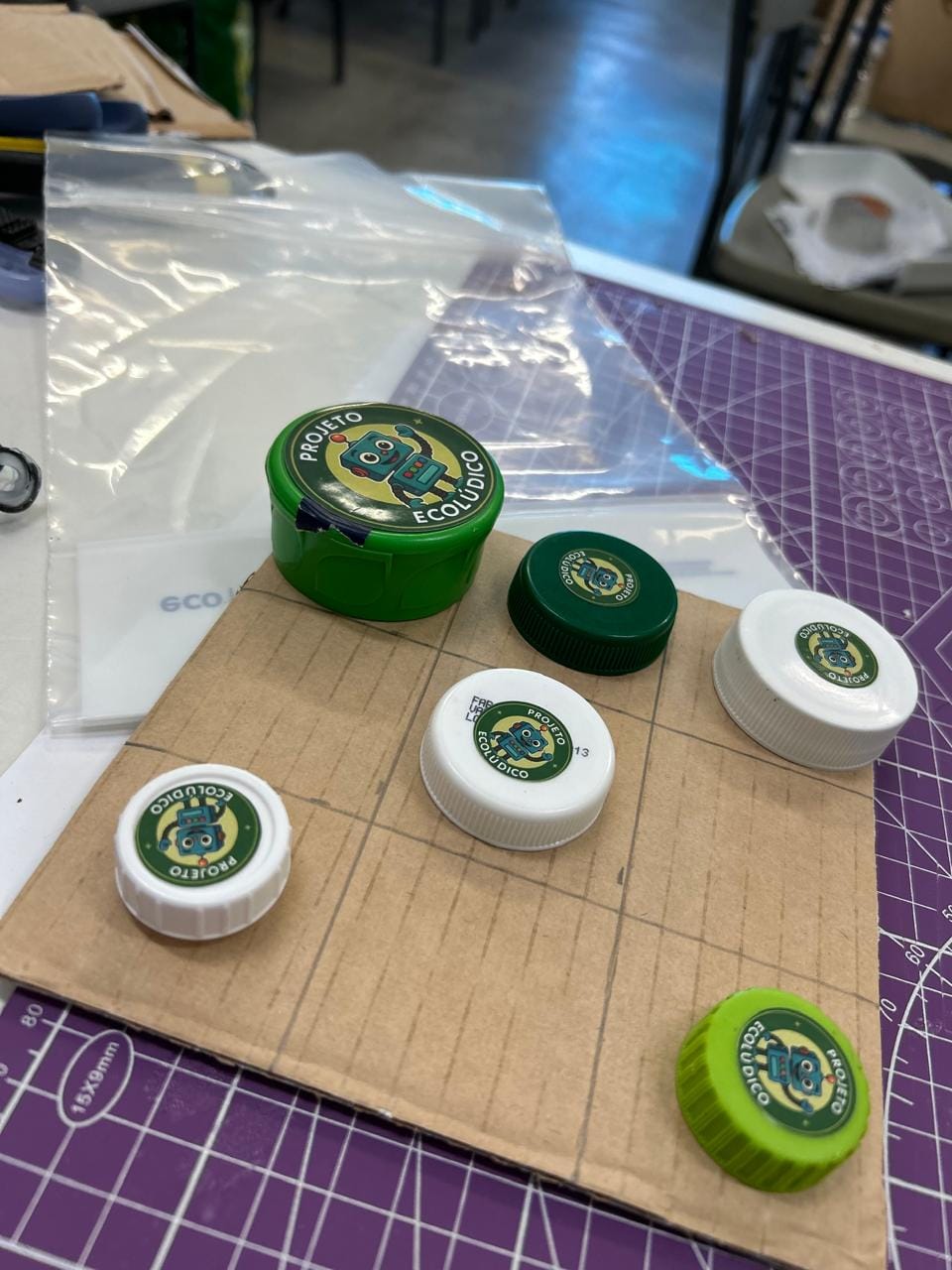 Crianças aprendendo com materiais recicláveis