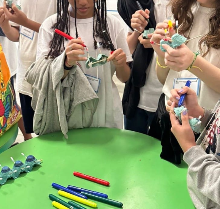 Crianças em atividade educativa com materiais criativos